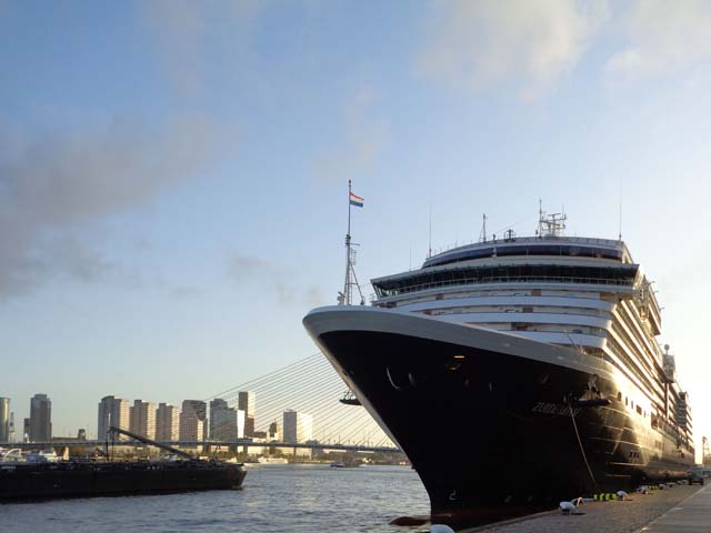 Cruiseschip ms Zuiderdam van de Holland America Line aan de Cruise Terminal Rotterdam